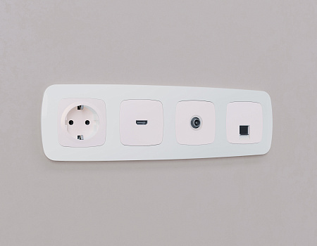 Лицевая панель для электрической розетки с заземлением со шторками QUANT Ambrella Volt OMEGA OP2070 Лицевая панель для электрической розетки с заземлением со шторками QUANT Ambrella Volt OMEGA OP2070