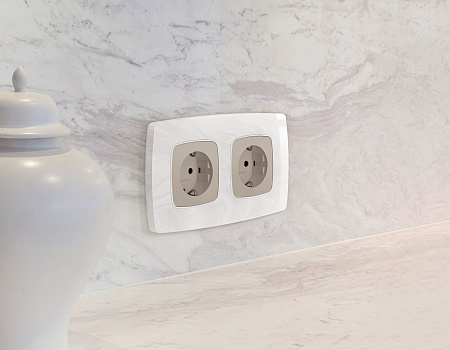 Лицевая панель для электрической розетки с/з QUANT Ambrella Volt OMEGA OP3660 Лицевая панель для электрической розетки с/з QUANT Ambrella Volt OMEGA OP3660