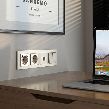 Рамка на 4 поста Werkel Senso шампань стекло soft-touch W0043111 Рамка на 4 поста Werkel Senso шампань стекло soft-touch W0043111