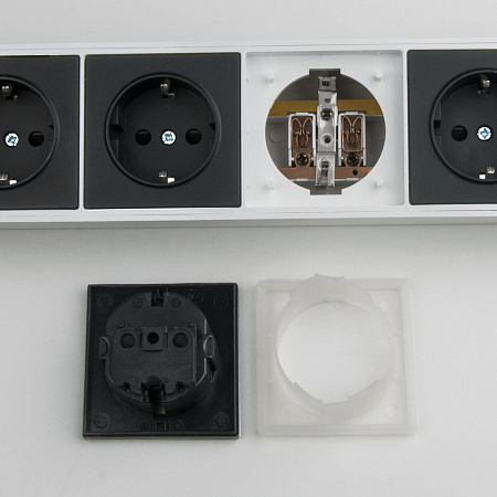 Розеточный блок 4-х местный + 3 USB Werkel WL20-04-03 белый/черный a041432