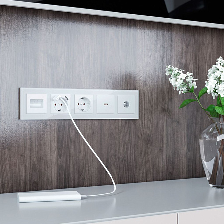 Рамка на 5 постов белая, стекло Werkel Favorit W0051101 4690389160080 a051195 Рамка на 5 постов белая, стекло Werkel Favorit W0051101 4690389160080 a051195