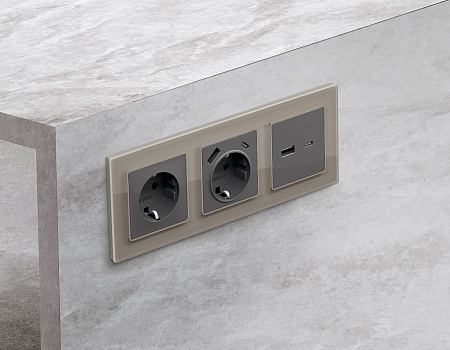 Лицевая панель для электрической розетки с заземлением со шторками 2USB A+C QUANT Ambrella Volt ALFA AP6600 Лицевая панель для электрической розетки с заземлением со шторками 2USB A+C QUANT Ambrella Volt ALFA AP6600